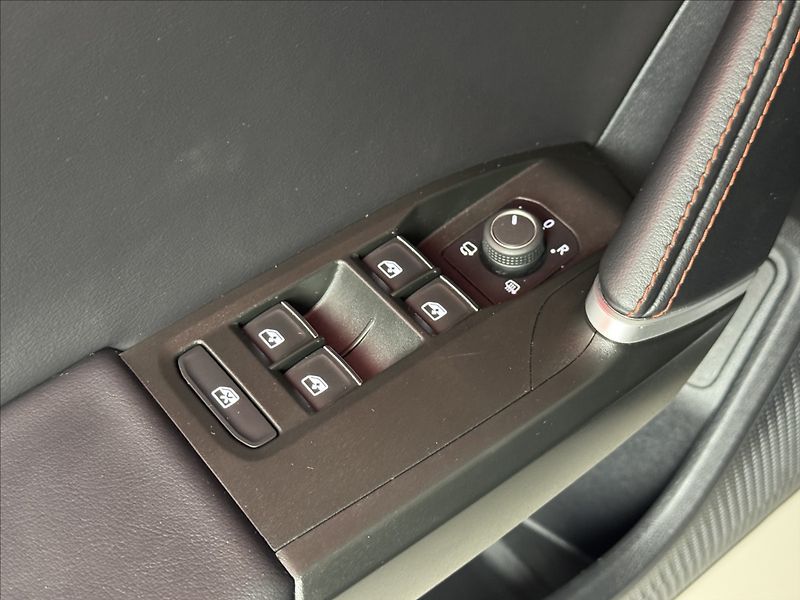 Seat Leon 1,4 TSi  e-Hybrid FR Line LED - fotka 19 z 50