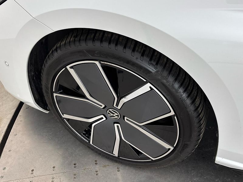 Volkswagen Passat R-Line - fotka 29 z 31