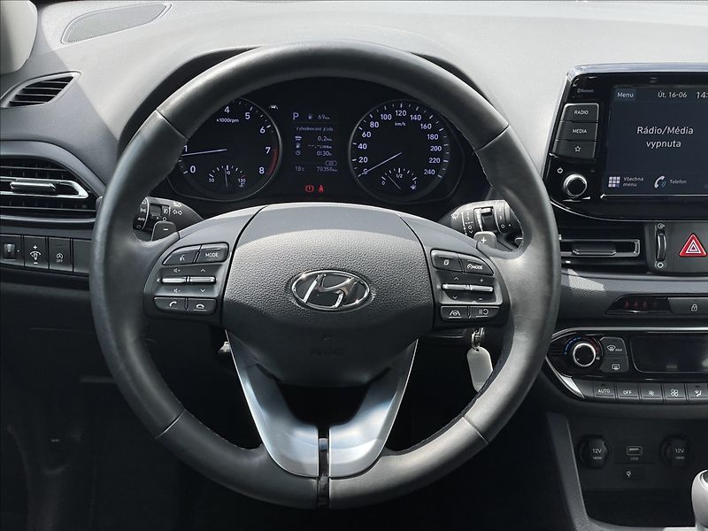 Hyundai i30 1,5 T-GDI AT7 Combi Smart PDC - fotka 8 z 19