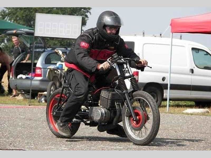 Závody Socialistik Dragster.