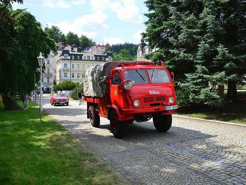 Přehlídka veteránů na Arnice v Mariánských Lázních. Sanitka Cadillac