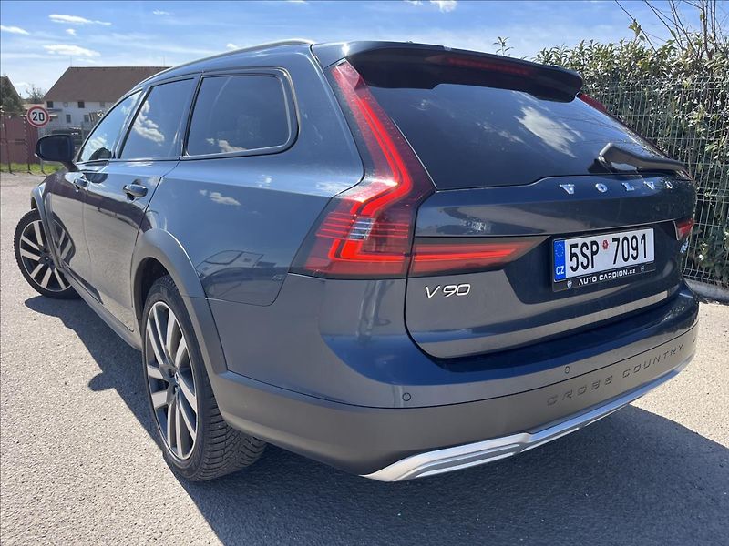Volvo V90 2,0 B4 145KW CROSS COUNTRY DPH - fotka 40 z 43