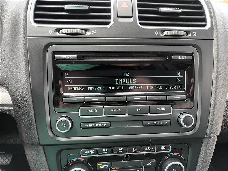 Volkswagen Golf 1,2 TSI,SERVIS,VÝHŘEV,PARKING - fotka 28 z 44