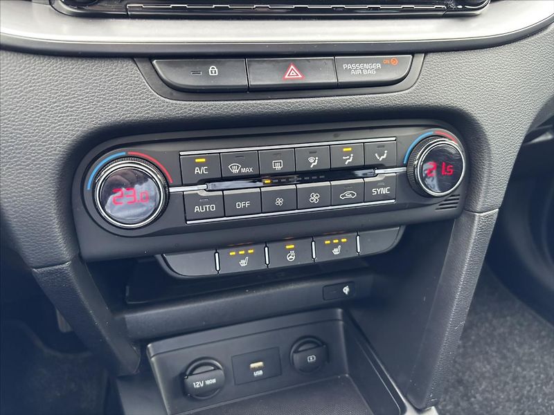 Kia Ceed 1,5 TGDi 118kW TOP ZÁRUKA NAVI - fotka 26 z 40