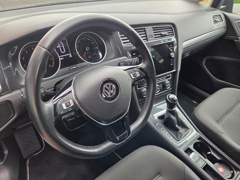 Volkswagen Golf (2018) 1.5 TSI BLUEMOTION - fotka 8 z 10