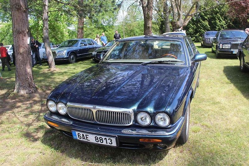 Luxusní vozy se v sobotu 4. května sjely na zámek do Lnář. Převládala auta značky Rolls-Royce.