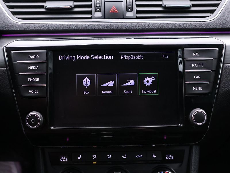 Škoda Superb 2,0 TDI 110kW Style CZ - fotka 25 z 39