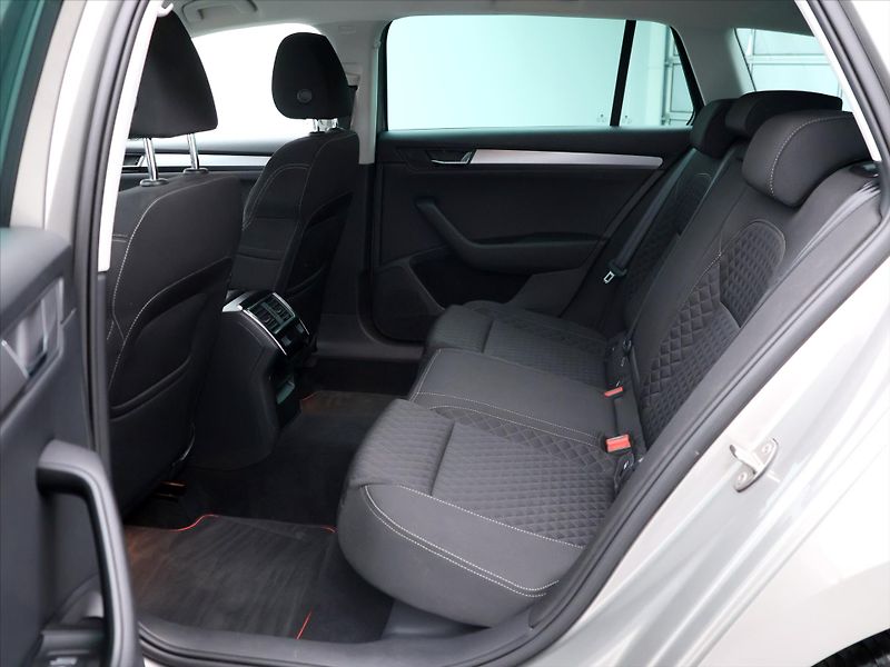 Škoda Superb 2.0 TDI 110kW Style Bi-Xenon - fotka 14 z 38