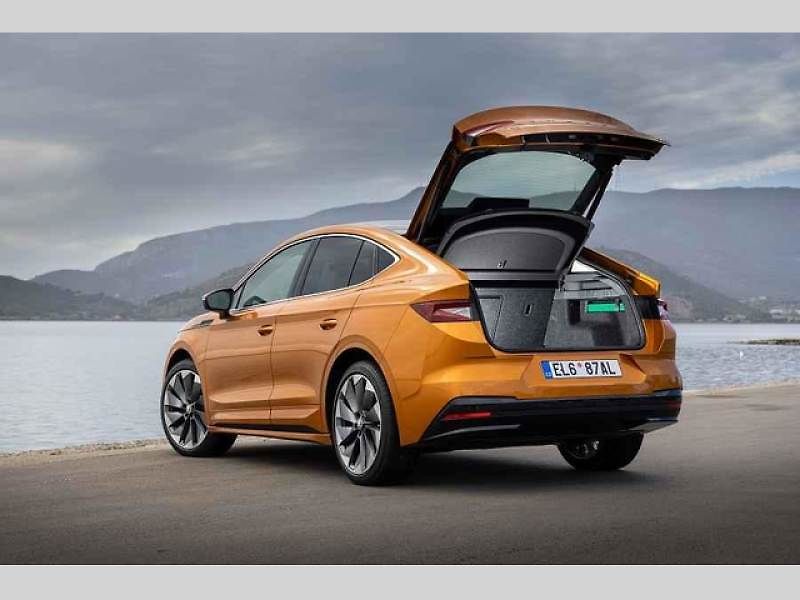 Plně elektrické SUV Škoda Enyaq Coupé iV (na snímku) se představilo v roce 2022 a vzbudilo u zákazníků velký zájem. Automobilka zrychluje svoji elektrickou ofenzivu: do roku 2026 představí tři zcela nové elektrické modely a další budou následovat.