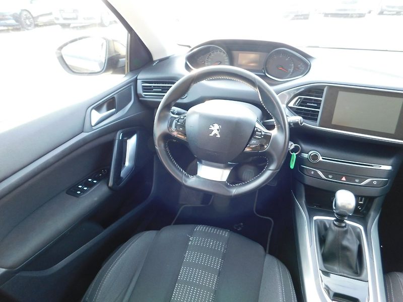 Peugeot 308 (2015) KOMBI 2.0 HDi - fotka 8 z 37