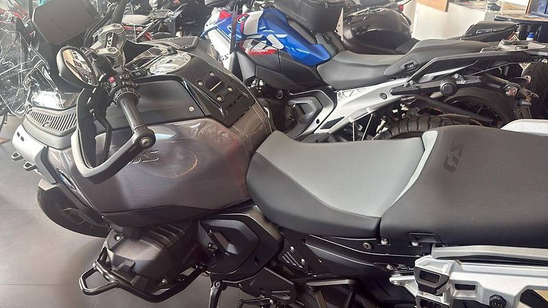 BMW R 1300 GS Adventure (2026) TRIPLE BLACK - fotka 3 z 5