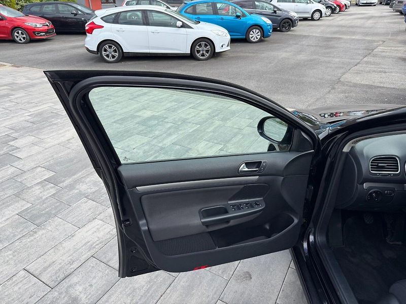 Volkswagen Golf (2010) Variant Comfortline 1.6 TDI - fotka 9 z 32