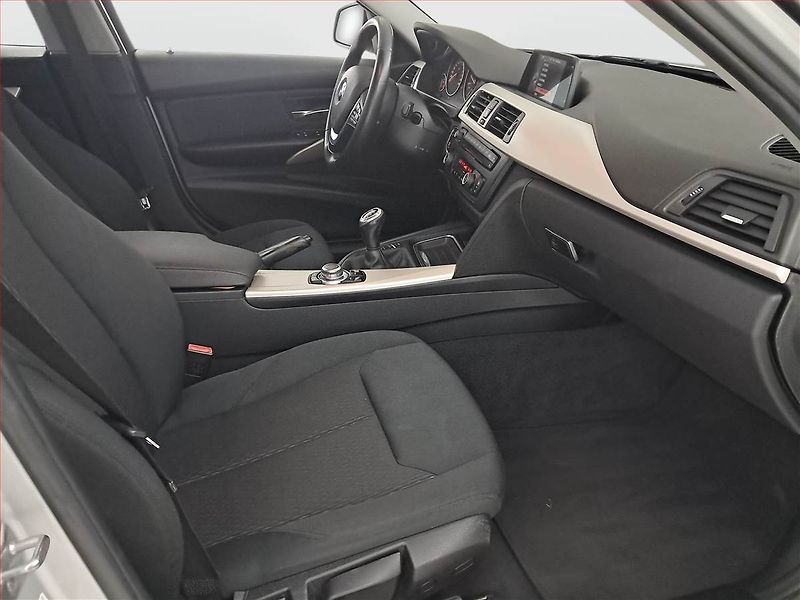 BMW Řada 3 (2015) 318 d, Navi, Park. senzory - fotka 9 z 21
