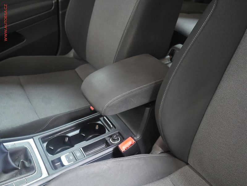 Volkswagen Golf (2015) 1.6TDi, AC, výhřev sed - fotka 18 z 19
