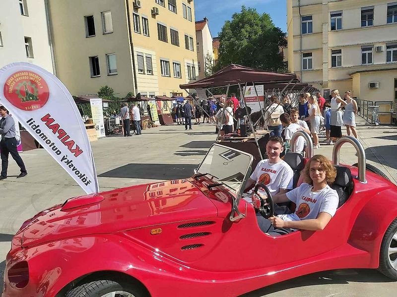 Sportovní kabriolet postavený žáky SOŠ a SOU Sušice.