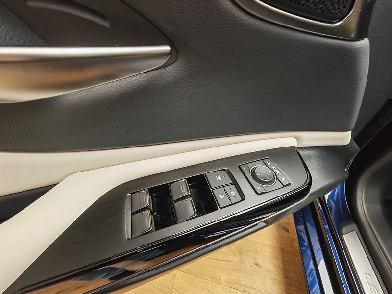 Lexus ES 300h Prestige Plus - fotka 26 z 49