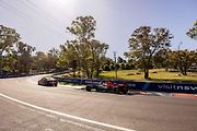 Daniel Ricciardo s vozem Red Bull RB7 F1 jezdí v terénu a překonává výzvy, které jsou pro Austrálii typické.