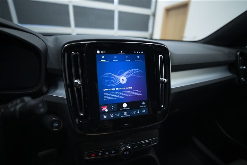 Volvo XC40 2,0 B3 NAVI KAMERA 360° TAŽNÉ - fotka 30 z 38