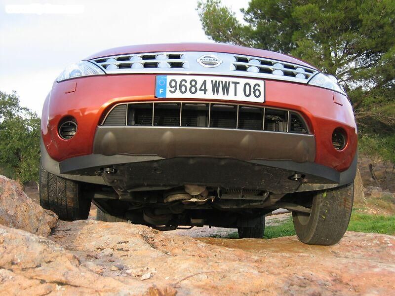 Murano se hodí spíše na silnice než do terénu. Podvozek zase tak extrémně vysoký není.