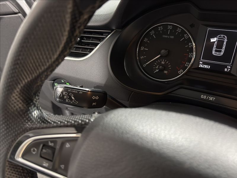 Škoda Octavia 1,6   TDI KEY-LESS TAŽNÉ ČR - fotka 11 z 29