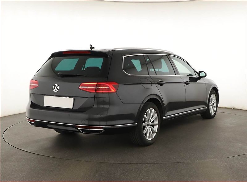 Volkswagen Passat (2018) Highline 2.0 TDI, 4X4 - fotka 5 z 20