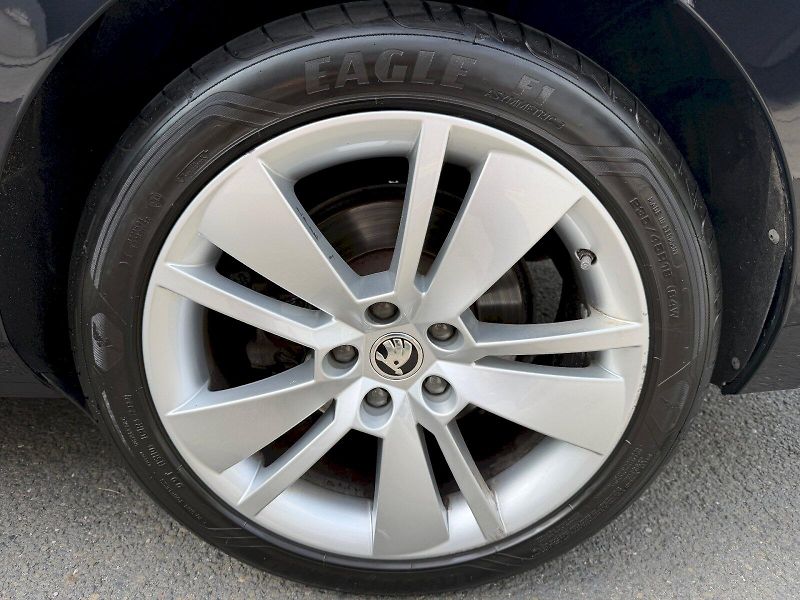 Škoda Superb (2022) 2.0 TSI 140kW Style Extra - fotka 35 z 35