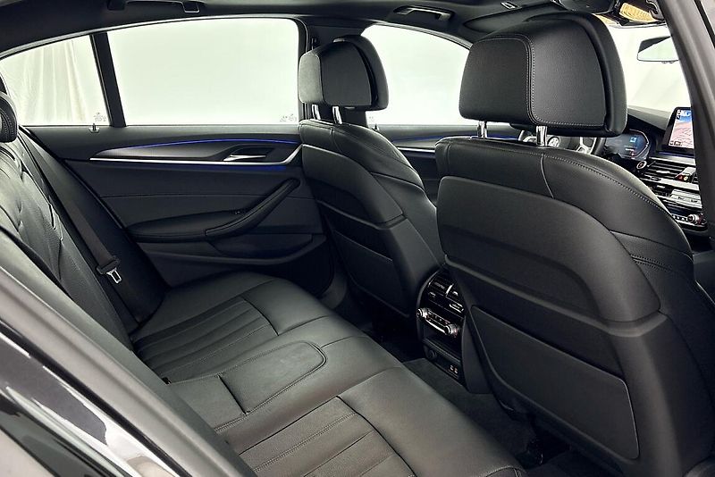 BMW Řada 5 530d xDrive - fotka 11 z 17