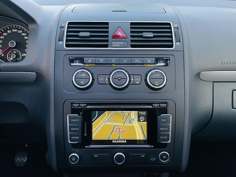 Volkswagen Touran 2.0TD MAN 7MÍST SERVISKA TAŽNÉ - fotka 36 z 48