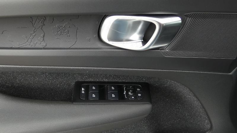 Volvo XC40 T2 FWD Momentum Core - fotka 9 z 21