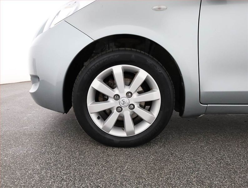 Toyota Yaris (2009) 1.3, Serv.kniha - fotka 15 z 15