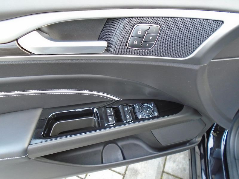Ford Mondeo 2,0Tdci 140kW Vignale 8AT Navi - fotka 19 z 50