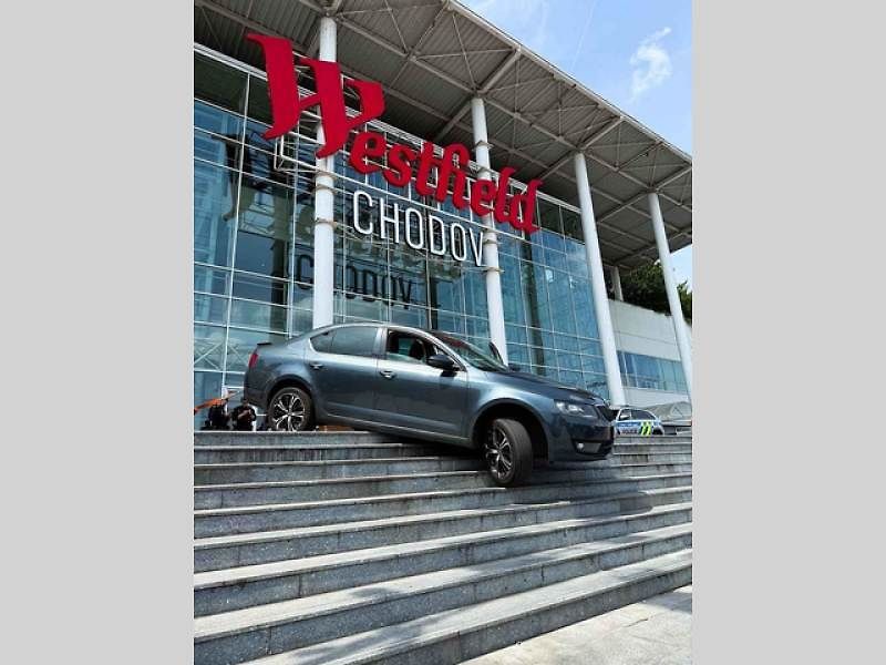 Auto skončilo na schodech nákupního centra Westfield Chodov.