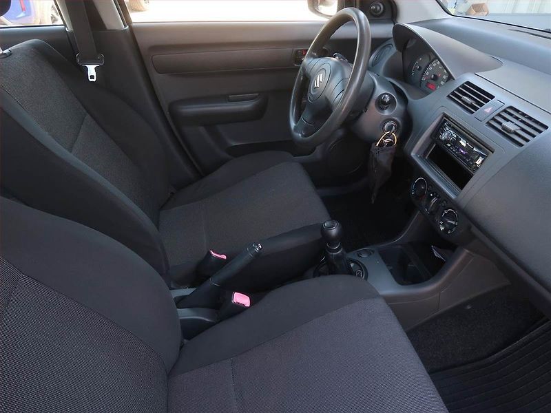 Suzuki Swift (2010) 1.3 - fotka 9 z 15