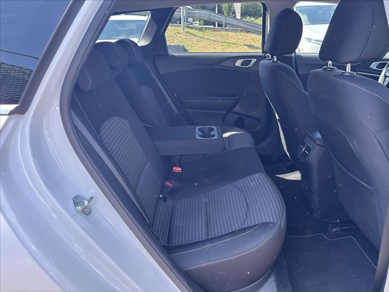 Kia Ceed 1,5 TGDi AT TOP ZÁRUKA ADAPTIV - fotka 14 z 40
