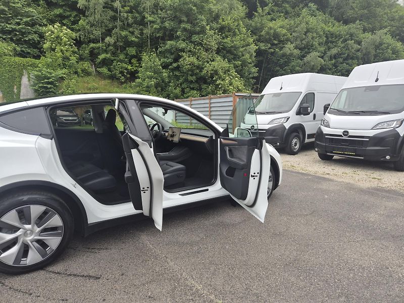 Tesla Model Y LONG RANGE DUAL MOTOR  92% - fotka 17 z 50