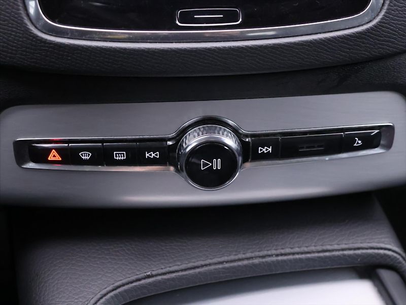 Volvo XC90 2,0 D4 140kW CZ LED Momentum - fotka 21 z 31