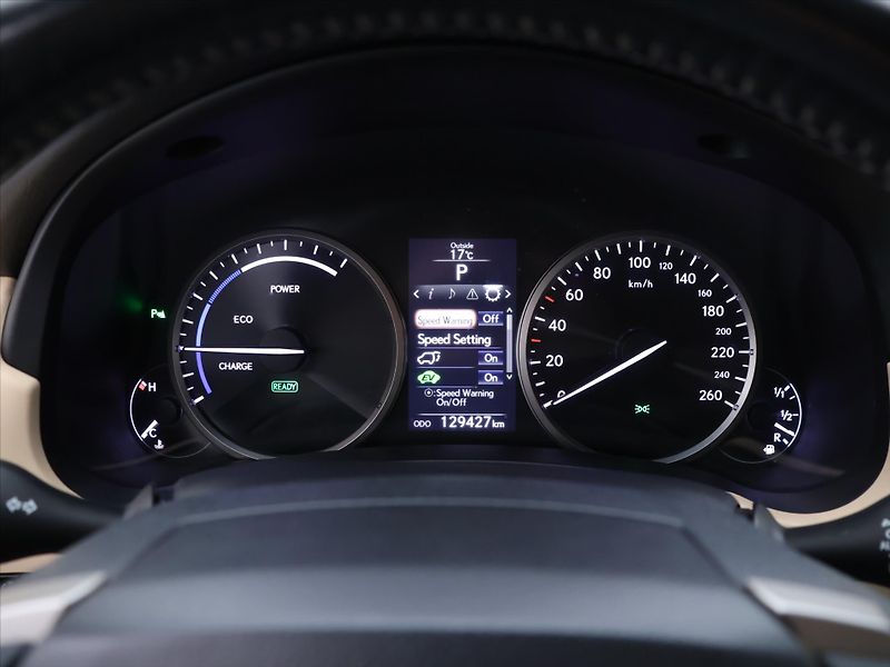 Lexus NX 300h 2,5 145kW 4WD Premium AUT - fotka 19 z 38