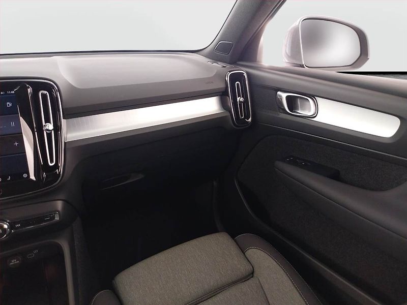 Volvo XC40 (2024) B4 - fotka 8 z 24
