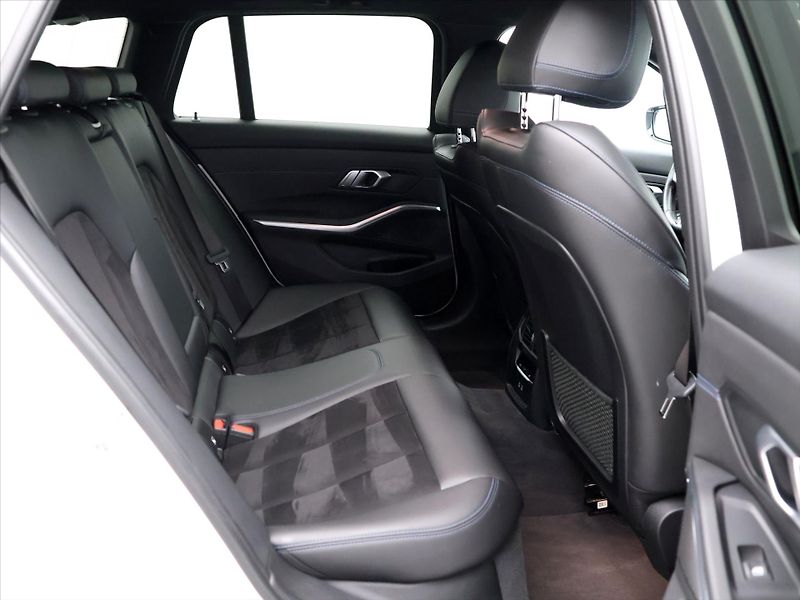 BMW Řada 3 2,0 320d 140kW xDrive M Paket - fotka 14 z 38