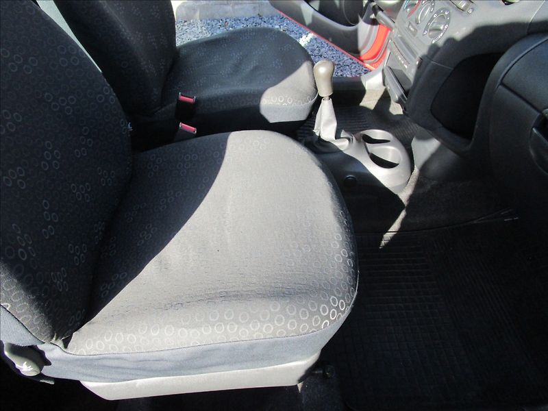 Toyota Yaris 1.0VVT-i Terra KLIMA - fotka 17 z 35