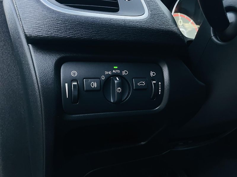 Volvo V40 2.0D3 MANUÁL CROSS SERVISKA  - fotka 33 z 43