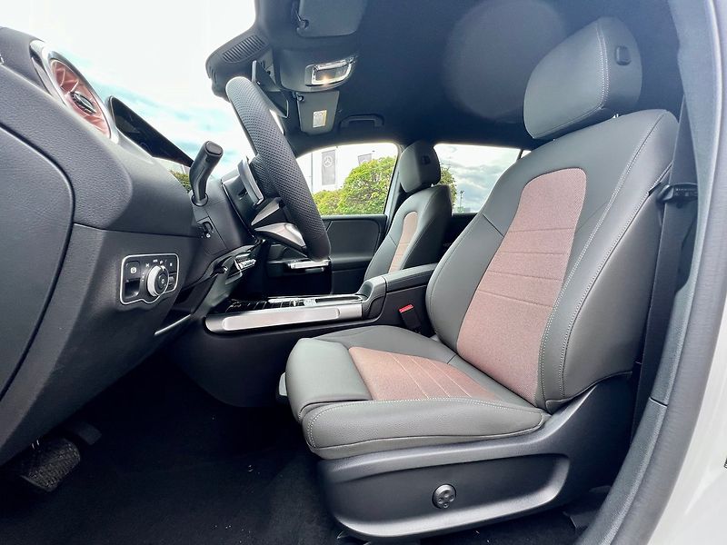 Mercedes-Benz EQB (2025) 250+ Electric Art - fotka 12 z 30