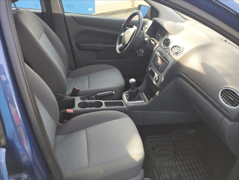 Ford Focus 1,6 74KW - fotka 8 z 15