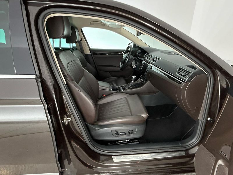 Škoda Superb Laurin & Klement 4x4 DSG - fotka 9 z 32