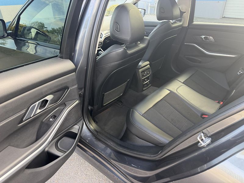BMW Řada 3 Kombi 330i 190kW závěs  - fotka 16 z 19