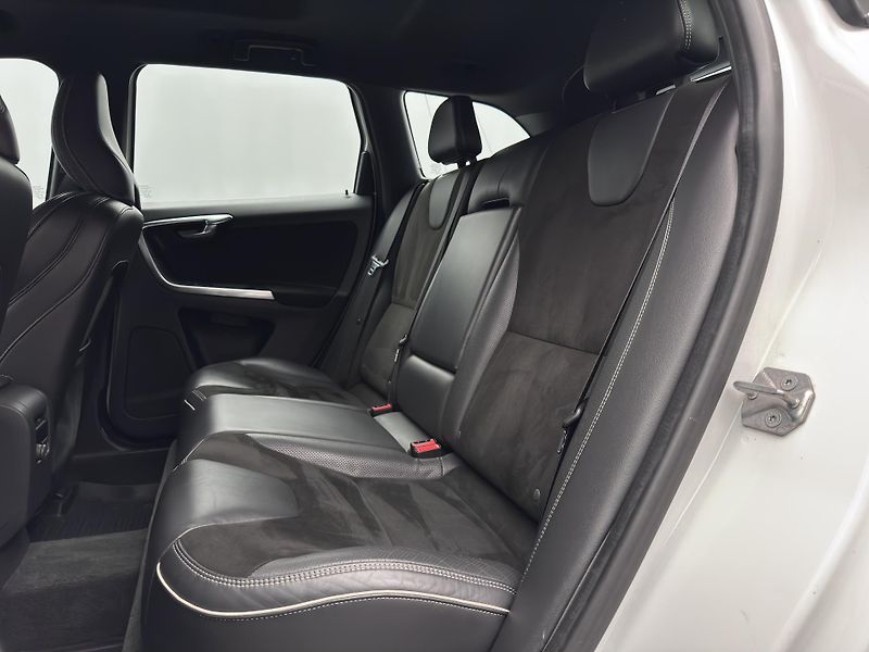 Volvo XC60 D4 R-DESIGN AUT - fotka 6 z 46