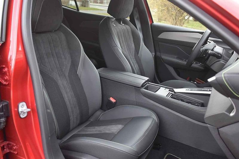 Peugeot 408 je solidně prostorný rodinný vůz s atraktivním vzhledem