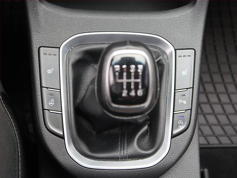 Hyundai i30 (2018) 1.4 CVVT, Serv.kniha, Tempomat - fotka 16 z 18