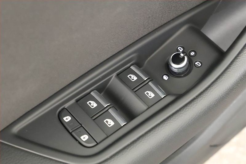 Audi A4 (2022) 40 TDI - fotka 9 z 17