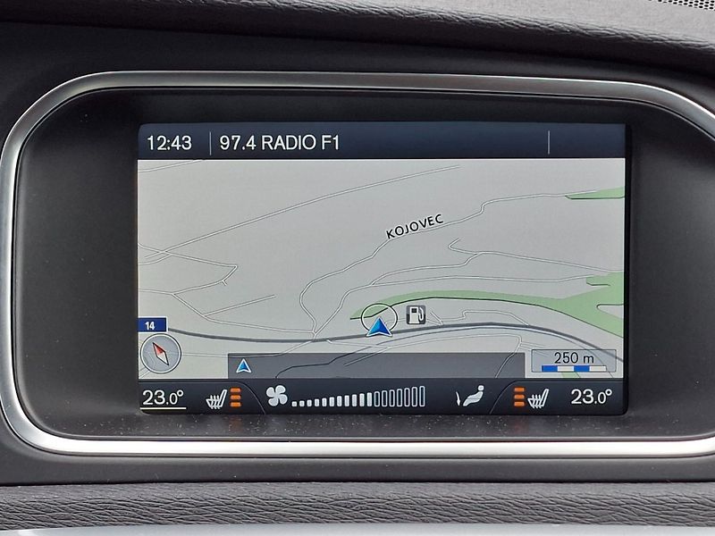 Volvo V40 (2012) 2.0D3 110kW AUT -1.MAJITEL - fotka 15 z 38